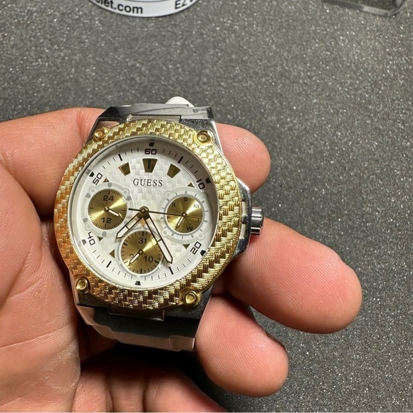 Guess Zena Analog White Dial White Silicone Quartz Round Women's Watch W1094L1 - Picture 2 of 10